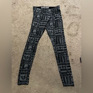 Nike workout leggings, women’s Medium grey with black design.